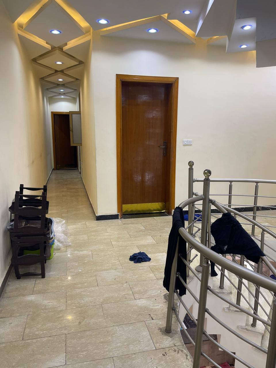السلام عليكم الدار معروض للبيع مساحه ١٦٥ متر جبهه خمسه ونص ونزال ٣٠ البيت فول الفول درجه اولى يحتوي على اربع غرف نوم ومطبخ حار بارد وستقبال اربعه في ثمانيه البيت حديث بناء اربعه وعشرين الموقع البنوك شارع الميثاق   وباسمي شخصيا اني صاحب الدار المباشر***********
