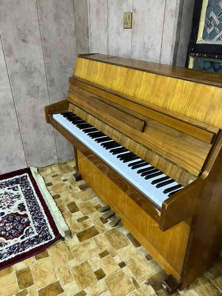 السلام عليكم  بيانو كوري موديل قديم انتيكه كامل كل نقص مابي بلادي 
سعر مناسب جدا ***********
