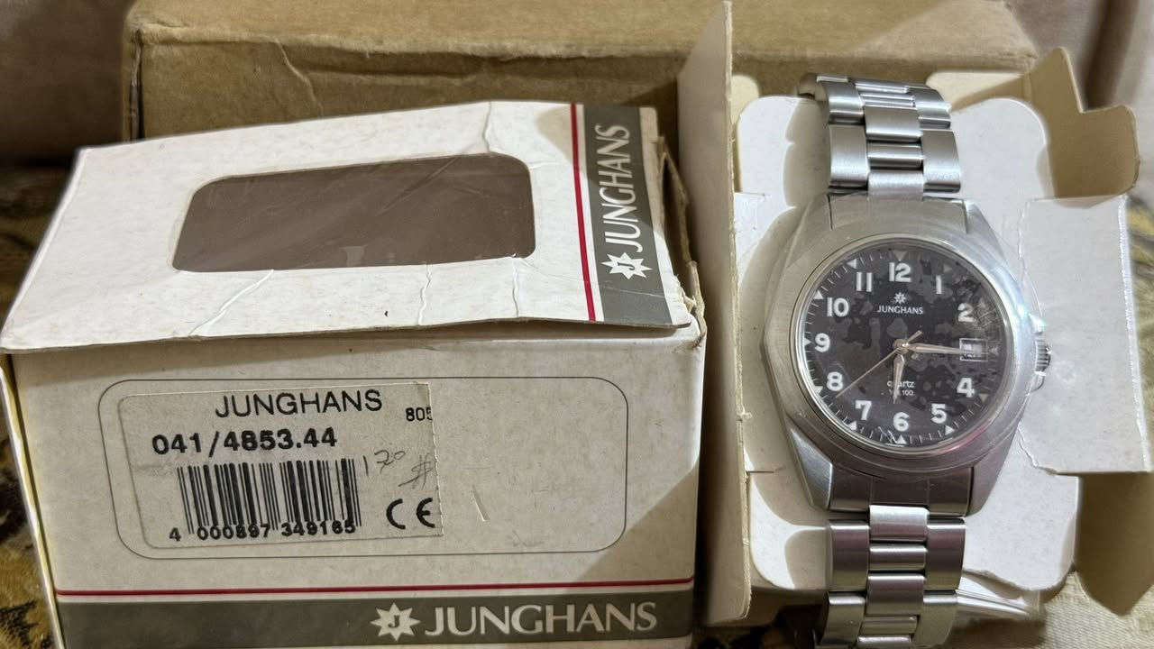 Junghans vintage stock watch 1990
ساعة من شركة يونكَهانس الالمانية العريقة 
مخزنة بشكل كامل مع ملحقاتها 
وبتصميم مميز وجميل
مكينة الساعة كوارتز
مينا الساعة مينا مميزة سوداء 
ارقام مضيئة واميال مضيئة ونافذة تاريخ 
سير الساعة ستانلس ستيل الاصلي بقفل مميز وجميل 
قطر الساعة 38mm قطر 
 الساعة قفل بحري
 بتصميم كلاسيكي وبكفائة المانية
 تحفة مخزنة بستكراتها مما يجعلك اول شخص يرتديها منذ


**إذا كنت صاحب هذا الإعلان وتريد حذفه لأي سبب، رجاءا أرسل رسالة إلى الدعم الفني**