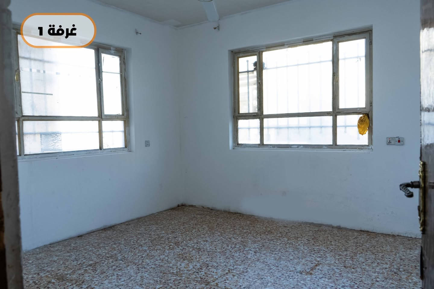 شقة للاجار بحي الحسين قرب شارع مطار بغداد مساحة 120م غرفتين وصالة ومطبخ للاستفسار ***********
