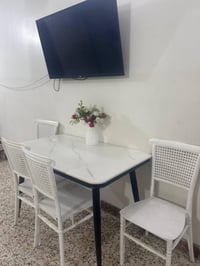 ميز طعام 6 كراسي مرمر ارجل حديد السعر 200 الف طباخ كاونتر سعره 85 الف ...
