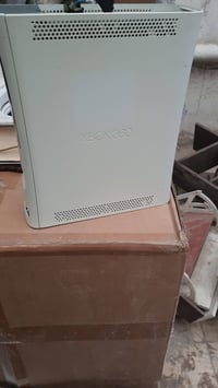 اكس بوكس 360 فات شغال كامل ملحقاتة يشغل أقراص لاصلي وكوبي 16 لعبة قوية...