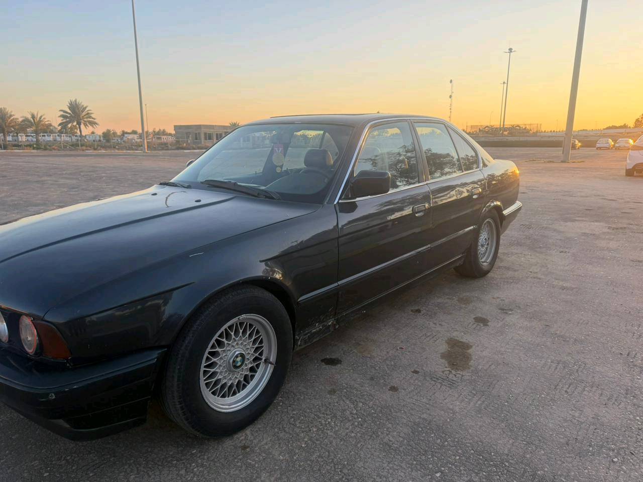 السلام عليكم
BMW 525 i / 1991
- السيارة مصبوغة عام بدون حادث
- كير اوتو
- ريمونت تقفيل وتصعيد جام
-  ويل خلية
- غرفة جلد اسـود
- للتواصل واتس / ***********
- السعر / 52 ورقة وبيها مجال حق الجية
حبيبي السيارة بأي محافظة/منطقة موجودة هسه؟ وإذا تريد شنو وقت المعاينة المناسب؟: 
بغداد البياع 
الاستمارة والملكية شنو وضعهن؟ نقل مباشر لو بيها مراجعة، ومتى آخر فحص/سنوية؟: 
2029 نقل مباشر 
الكهربائيات كلها شغالة لو اكو شي يحتاج شغل مثل المكيف، الزجاج، السنتر، والعدادات؟: 
المكيف غير شغال 
إذا السعر قابل للتفاوض، تريد تبديل أو بس بيع نقد؟: 
اذا متوفر مراوس ماكو مشكله سيارة BUD او كيا فورتي 
