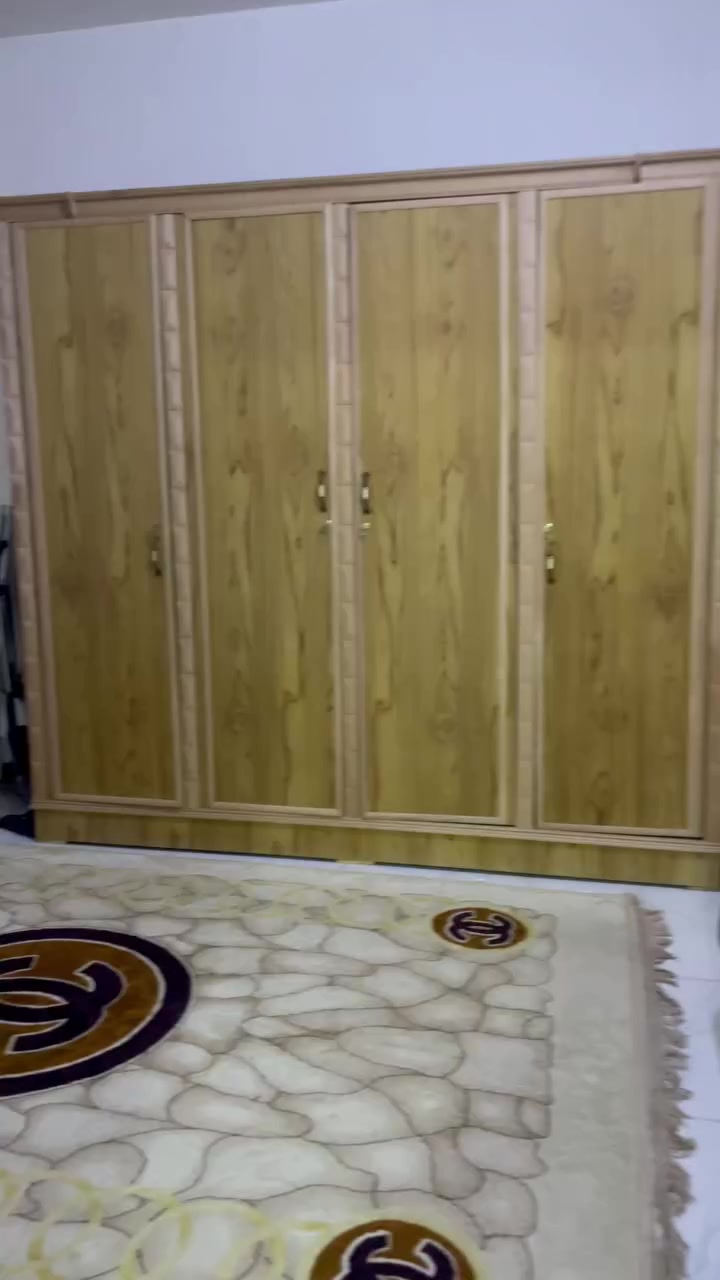 دار للبيع المساحة ١٠٠ متر يحتوي على طابقين
الطابق الاول صاله وهول داخلي وغرفه. نوم ومطبخ داخلي وخارجي وحمام داخلي وخارجي 

الطابق الثاني ٣ غرف وحمام وبلكونه 
وسطحين امامي وخلفي 
عنوانه الاربع شوارع فرع اسواق دادا گيعان حجي جعفر سند ٢٥
***********
