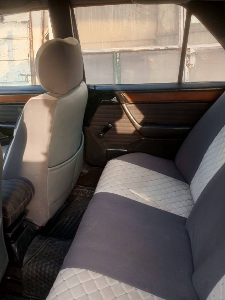 السلام عليكم 
مارسدس دب 
مديل 91
السيارة بحالة الوكالة 
مكفولة من الصبغ والحادث 
السيارة ما مفتوح بيها شي ولا ملعوب بيها 
كتلوك الشركة موجود بيها 
بصمة سنتر لك 
المحرك نسمة بخار بي يمشيك سنة
السيارة بسمي لوحات انكليزي
مكاني الديوانية 
***********

السعر 93 ورقة ديوانية, القادسية
