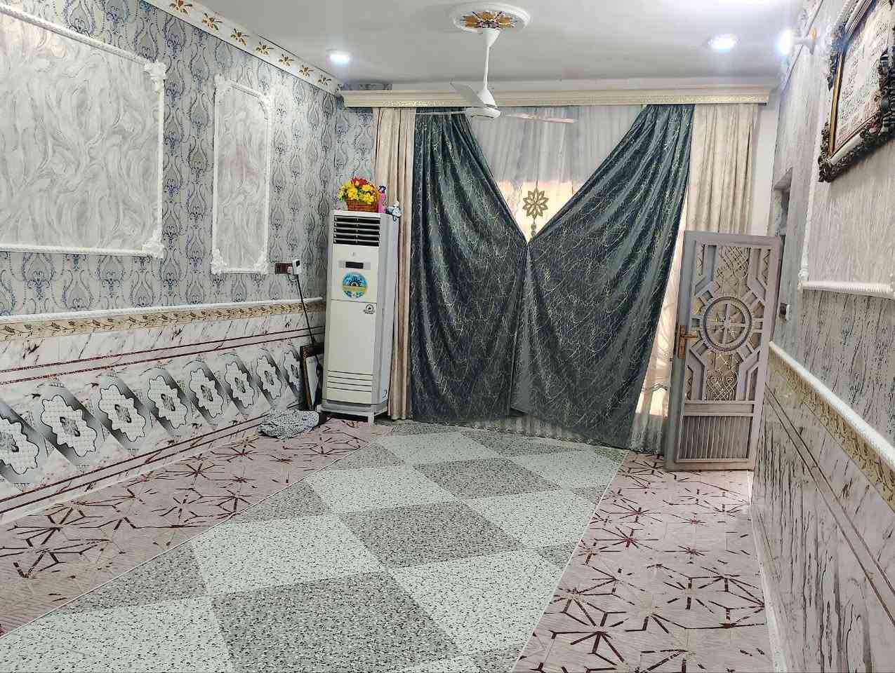 المدثرة شارع الامام علي
المساحة ٢٧٥ متر زراعي
الطابق الأول ديوانية ومطبخ حار ومطبخ بارد
وصالة وغرفتين نوم الطابق
الطابق الثاني صالة وغرفتين نوم 
السعر ٨٥ 
***********
