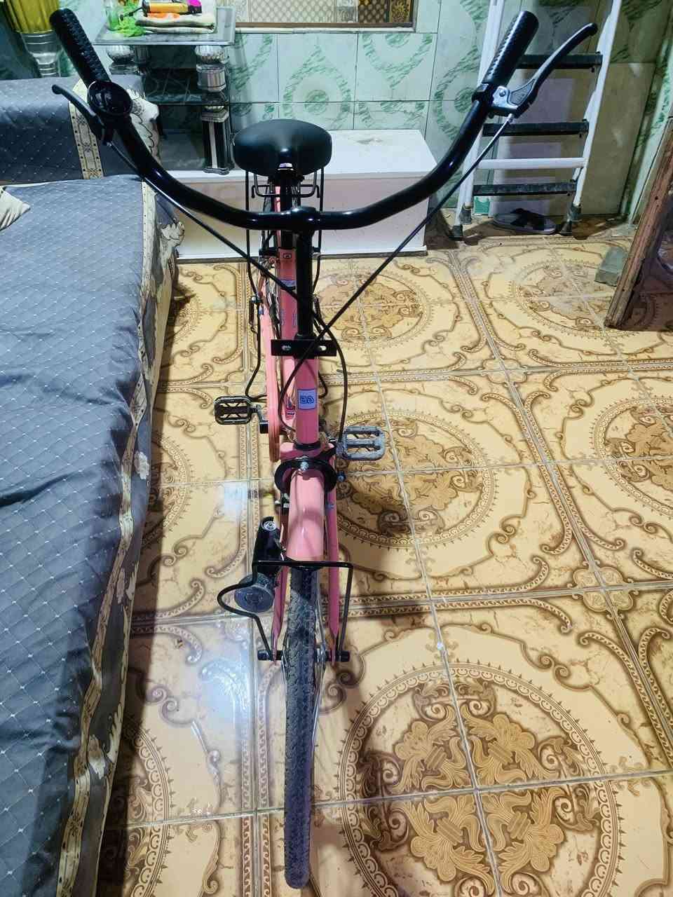 سلام عليكم بايسكل شركه BD مديل 2022 حجم 26 لون وردي جديد باله نازل من الحاويه صارله ٥ ايام ما بي ولا طكه سعر ١٦٠ وبي مجال حك الجيه موجود ماسنجر و اتساب *********** ما بي شريحه فقط واتساب 💚
