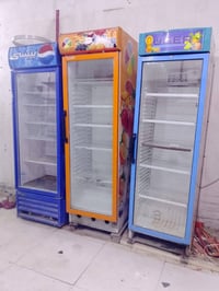 للبيع  عارضات عموديات عدد 3..مع مجمده حجم كبير+رفوف وسلات... العنوان ب...