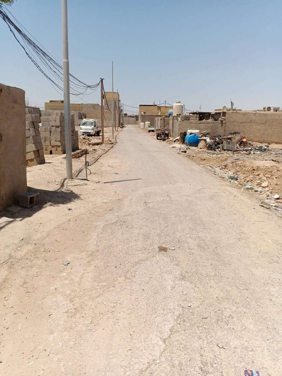 🏠 للبيع بتلو طابوق وصب شريطي بلوعه طابوق وصب
​(دوانم الشمري - بظهر سليم أبو الحديد)
​📏 المساحة: 200 متر مربع.
​📍 الموقع: تبعد 150 متر فقط عن الشارع العام.
​🛣️ الخدمات: تقع على شارع مبلط، مع توفر كافة الخدمات الأساسية.
​🏗️ تفاصيل البناء (هيكل كامل):
​🛏️ غرفتين.4*5وصاله5*10ومطبخ4*5واستقبال5.5*4.5
​☀️ منور للتهوية.180*5
​🧱 سقف (سندويج بنل).غرفتين ومنور
​🔨 أرضية صب بالكامل.غرفتين ومنور +مجاري +ماء
​📞 للتواصل والاستفسار (اتصال):
*********** 📲
