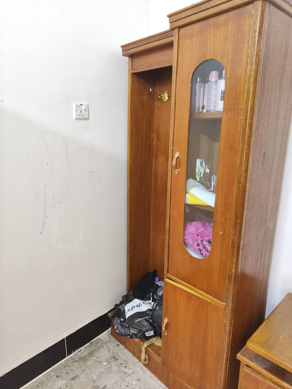ابيع لليدفع اعلى سعر راسلني واتساب *********** وبخدمتكم 
التفاصيل .. جلسه خليجي نظيف جدا بدون عيوب بمساحه 3 ونص في 5 ... ميز مكينه .. غرفه نوم 5 باب مع ملحقاتها بدون سرير
