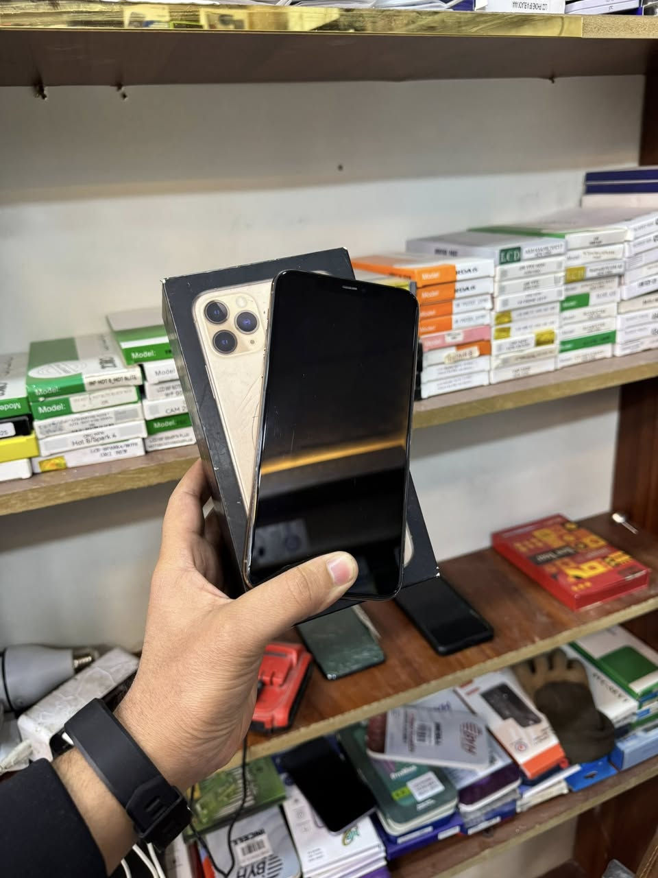 سلام عليكم
iPhone 11 Pro Max
ذاكرة 256GB
البطارية 100% مستبدلة أصلية 🔋

الجهاز كله شغال: نت، صوت، اتصال، كاميرات، كلشي تمام وما بي أي خلل.
نظافة الجهاز كلش حلوة ✨
فقط الظهر مفطور، غير هذا الشي الجهاز ممتاز.

الجهاز مكفول كفالة عامة، وأي خلل يرجع.

📍المكان: بغداد – مدينة الصدر
💰السعر: 260 ألف وبيه مجال بسيط كلش

الشراي يتصل على الرقم:
📞 ***********

نورونا 🌹
