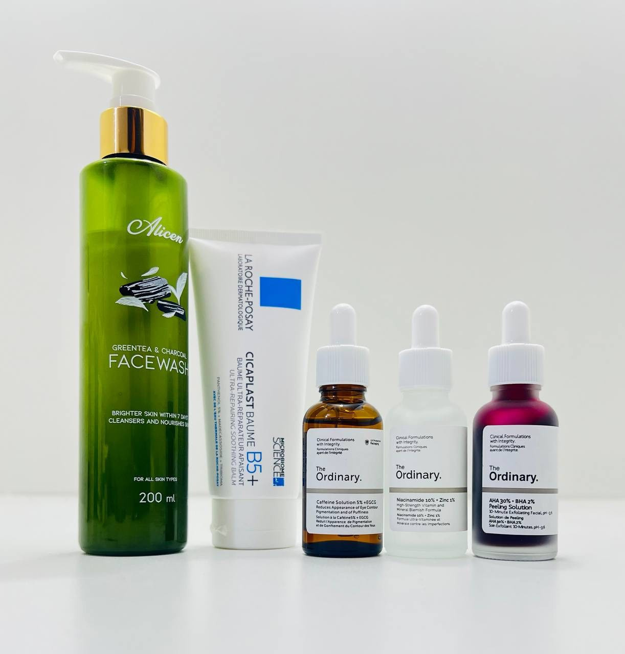 ⁨ روتين للبشرة الدهنية 🫶🏻💗✨
🫧غسول أليسن (بالشاي الأخضر والفحم) ينظف المسام بعمق ويتحكم بالدهون. (يومي صباحاً ومساءً).
🫧سيكابلاست باوم B5+ (لاروش بوزيه) مرطب مرمم ومهدئ للبشرة المتهيجة والجافة. (يومي عند الحاجة).
🫧سيروم الكافيين (ذا اورديناري) يعالج الهالات والانتفاخات تحت العين. (قطرة بسيطة يومياً).
🫧سيروم النياسيناميد (ذا اورديناري) يصغر المسام ويوازن إفراز الدهون. (يومي قبل المرطب).
🫧 مقشر الأحماض الأحمر (ذا اورديناري)  تقشير عميق للبشرة. (مرة واحدة أسبوعياً ليلاً لمدة 10 دقائق فقط، ثم يُشطف بالماء).

توجد توصيل لجميع المحافظات العراق 🇮🇶🚚🚕للحجز والاستفسار يرجى التواصل عبر الخاص 📩💌توجد لدينا عروض خاصة وخصومات وهدايا 🎁😍⁩


**إذا كنت صاحب هذا الإعلان وتريد حذفه لأي سبب، رجاءا أرسل رسالة إلى الدعم الفني**