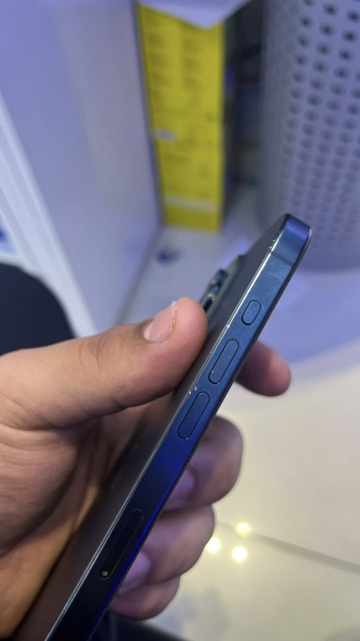 السلام عليكم 15 pro max للبيع جهاز نضيف ومامفتوح شرط ما مفتوح تجي تفحص وتدلل بطاريه ٨٦ دبل سيمكارت 
ذاكره 256GB الجهاز بس شخوط شويه بالاطراف موضحه بصوره شاشه مابيه اي شخط الجهاز بلادي رايده بمليون او ٥٠ وبي مجال للشراي مكاني كربلاء ***********1 واتساب موجود
