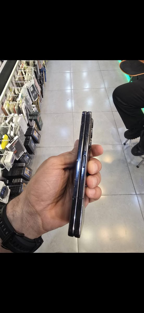 سامسونك Z fold5 للبيع بسعر 190 الف
الشاشه الداخليه(الكبيره) مكسوره وطافيه وباقي الجهاز شغال 100% بدون اي مشاكل او خلل علما ان الذاكره 256G وكاله عين الفهد 
الشاصي بي خدوش موضح بالصور مكاني بغداد حي الاعلام 
السعر 190 الف قفل غير قابل للتفاوض ***********
