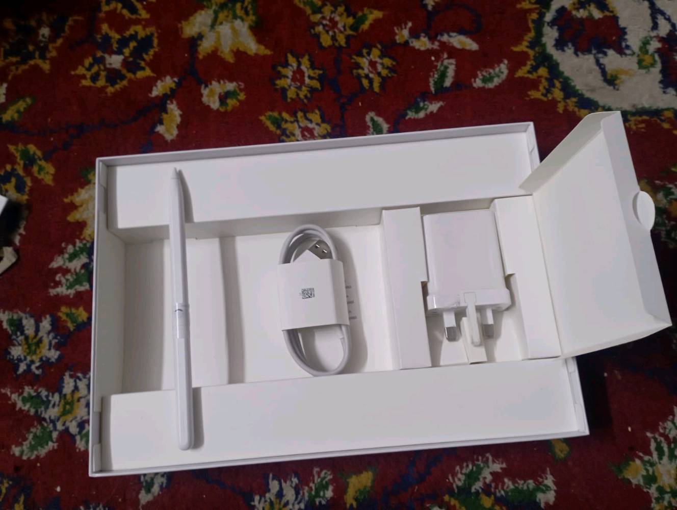 الشاشة: 11.5 إنش، بدقة 2.8K، ومعدل تحديث 144 هرتز.
الجسم: تصميم معدني نحيف جداً (6.1 ملم) ووزن خفيف (475 جرام).
الأداء والذاكرة
المعالج: MediaTek Dimensity 8350 (أداء قوي للألعاب والمهام المتعددة).
الرام: 8 أو 12 جيجابايت.
التخزين: 128 أو 256 أو 512 جيجابايت.
النظام: MagicOS 9.0 المبني على أندرويد 15.
البطارية والملحقات
البطارية: ضخمة بسعة 10,100 مللي أمبير.
الشحن: يدعم حتى 66 واط شاحن مرفق 35 واط
الصوت: نظام من 8 سماعات ستيريو.
الإضافات: يدعم القلم (Magic Pencil 3) ولوحة المفاتيح الذكية.
الجهاز استخدام شهر كامل ملحقات شاحن حافظة وقلم شحن لاسلكي