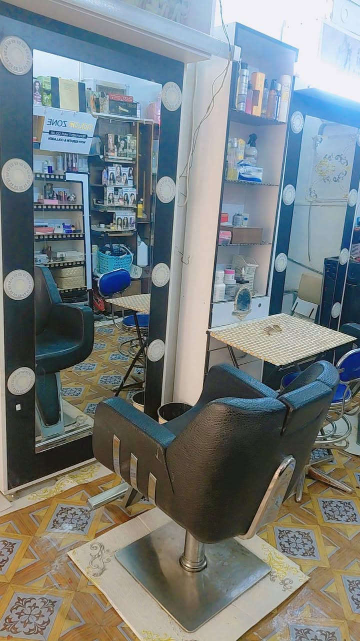 سلام عليكم صالون كامل متكامل البيع سعر 2و500 الستفسار تصلو علا هاذ رقم ‏‪***********‬‏ مكان المحل بغداد شارع فلصطين
