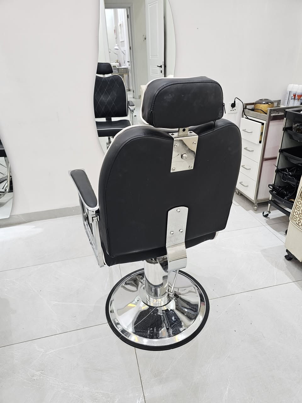 كراسي صالون و مركز تجميل ، كراسي بدكير ، سديات ، جهاز هايدرو فيشل للبيع.  للاستفسار التواصل على الرقم التالي ***********
