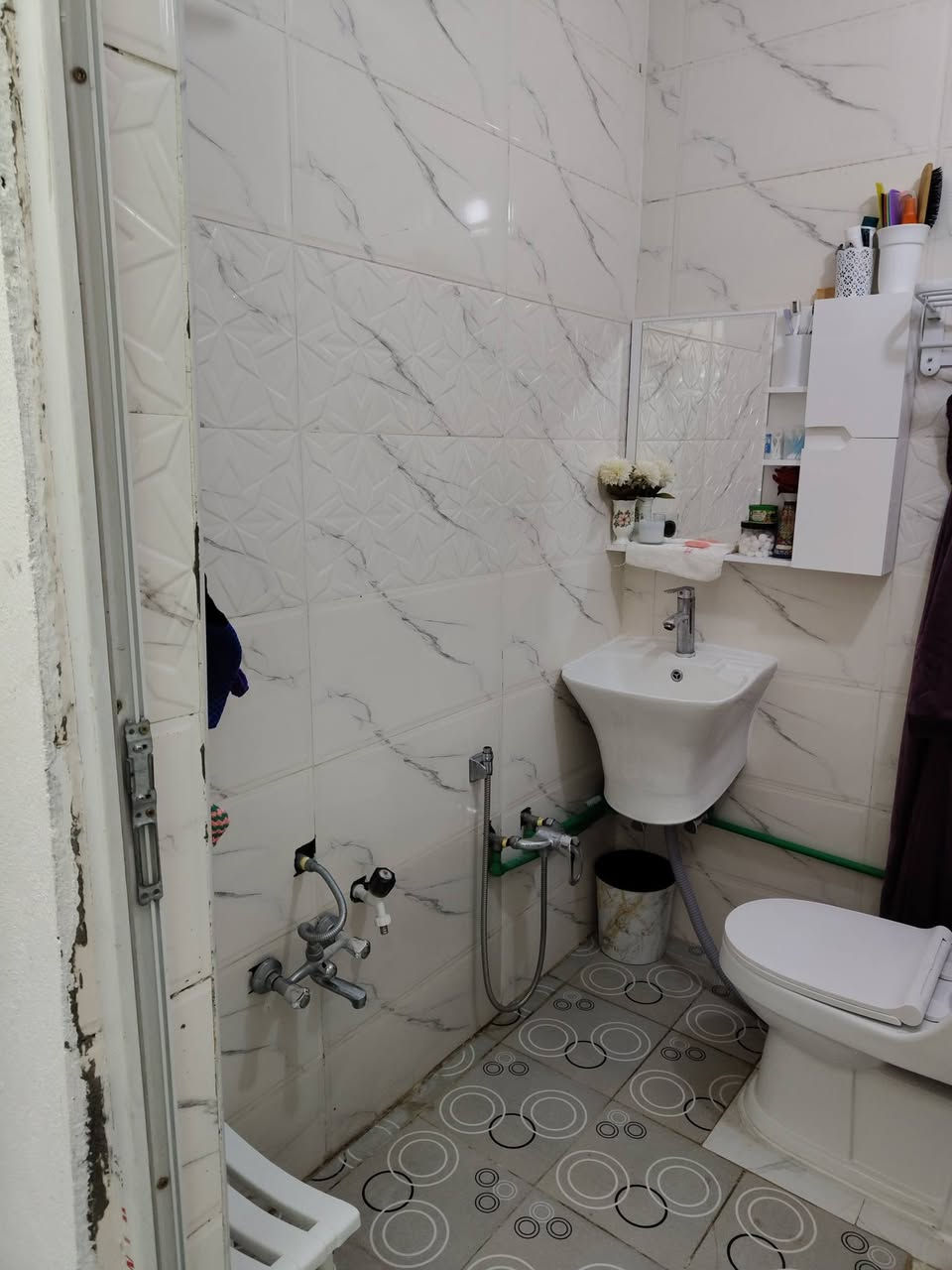 يا الله دار البيع مساحه 50متر بيت يباع مع الاثاث كامل مانقص كلشي عنوان شارع الاصب  335خط الاول شارع 12متر سعر 28وبيه مجال ***********
