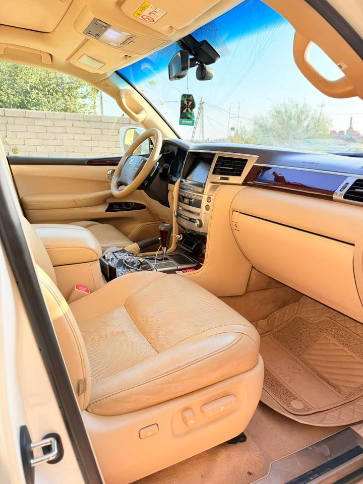 السلام عليكم لگزز 2014 رقم أربيل 
ماشية 100 حقيقي السيارة جديدة 
مكان السيارة الناصرية صورة السونار موجودة
للأستفسار ‭0786 280 5523‬
