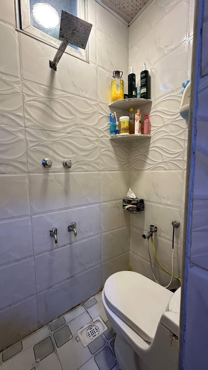 سلام عليكم متاح بيت للبيع بالشعب بحي البساتين حي الصدرين خدمات كامله تبليط مجاري ماء خطين 
البيت واقع حال والمنطقه مشموله بالتطويب تجي وتشوف بعينك البيت جدا نضيف تجي وتشوف بعينك سخان تانكي ماطور كله اعوفهن تجيب غراضك وتكعد 
سعر 45 وبي مجال بسيط رقمي ***********
