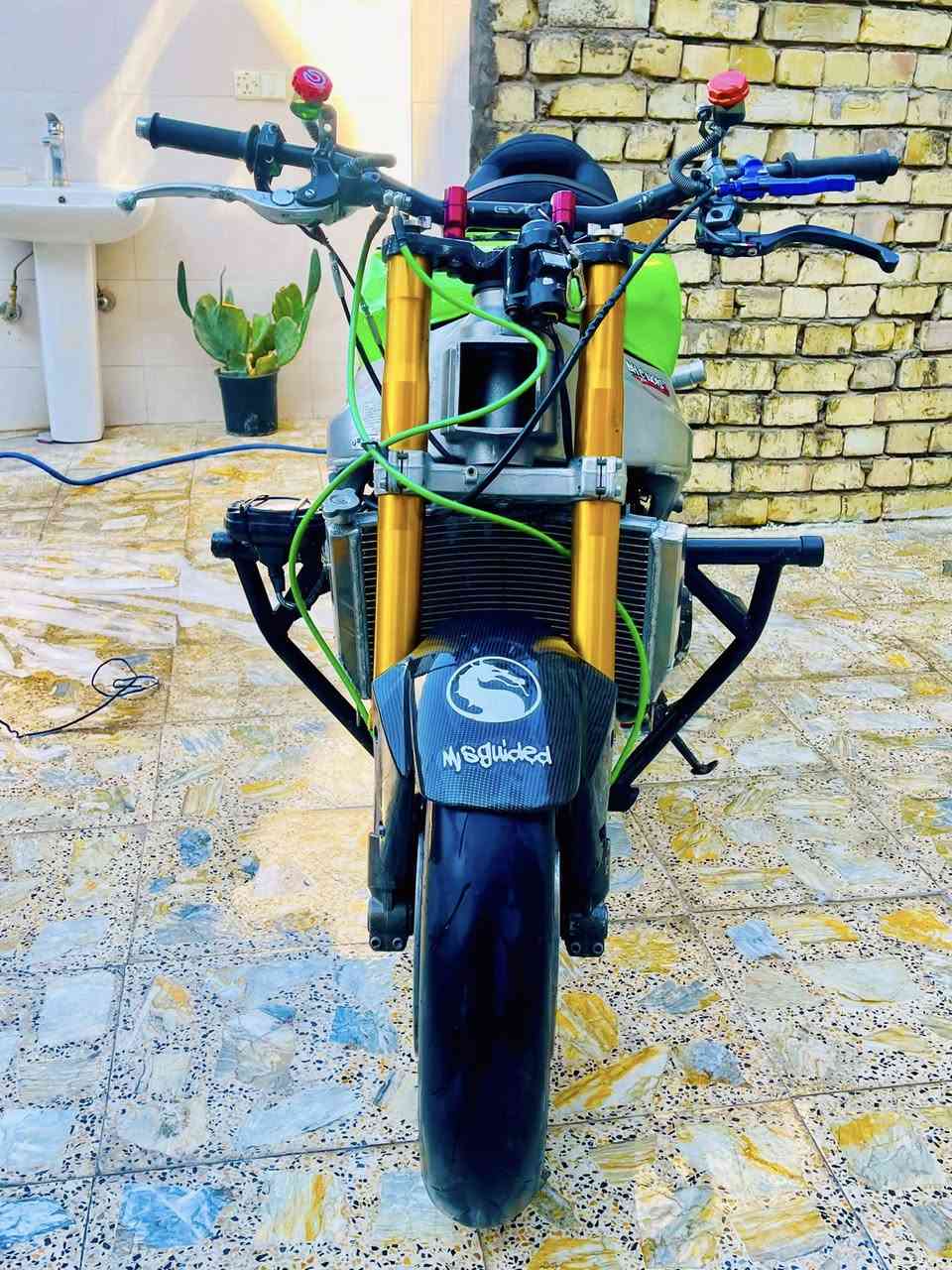 السلام عليكم شباب كاوسكي 2004 مكينة مكفولة بس كور مفتوح جايب فيتر وياك وفحص دراجة بكل وقت نكرة وعليهة ادامة جديد بلاكات جديدة فيتبم جديد وتنضيف ثلاجة دراجة بيهة صالصنة رياضي ستيرن رياضي يدت بريك خلفي رياضي ايطالي يدة كلج رياضي ٣ زروف جاملغ امامي فايبر كاربون الياف حقيقي عنابيرً دهن دهن ما صارله ٦ ايام من مبدلة رديتر بل جيس مي اخضر زيتي بكرة جبيرة  ودرجة بيهة ملاحضات مثل طعجة بل تانكي خفيفة دوس العنوان الامين ثانية رقم الهاتف *********** السعر 21 بيهة مجال بسيط
