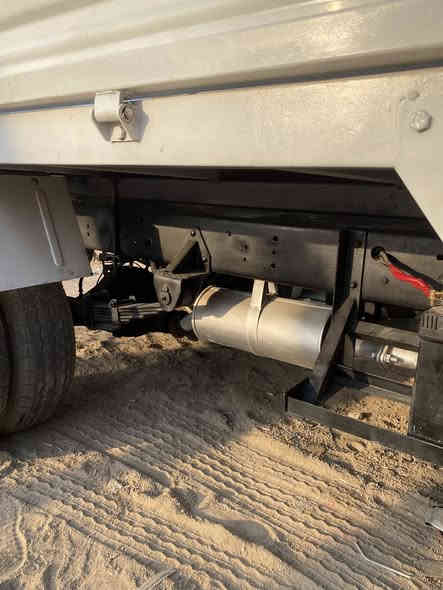 السلام عليكم سياره حمل نوع جمبي للبيع 
مديل 2011 رقم بغداد سنويه ل 29 تحويل ثاني يوم السياره جديده ماشيه 45 الف فقط 
كير ومحرك بلكارتون بدي اكسل شاصي دواخل كله مكفول السياره اي نقص مابيها واحلا من الصور سعرها 70 وبيها مجال مكاني البصرة القبله رقمي ***********
