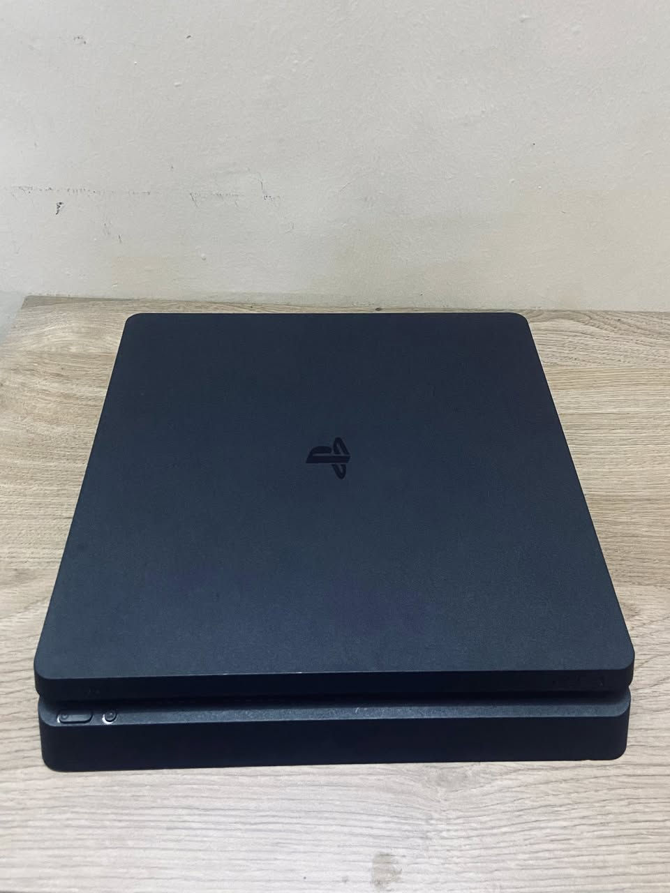 بلي 4 سلم 1تيرا الجهاز لاداخل تصليح ولاصيانة ولا بي اي عطل ووياه الجوستكات الاصلية كلشي مابيها والثانية الاكس داخلة ليجوة ودكمة ال ps ضايعة بس الدكمة اما هي شغالة ووياه فيفا ٢٣ مابيها شخط وقرص GTA5 والكفر مال ضايع وانطيك جنطة مال بلي بيها اماكن اقراص ويدات كلهن بسعر (275) وبيه مجال الرقم ***********
