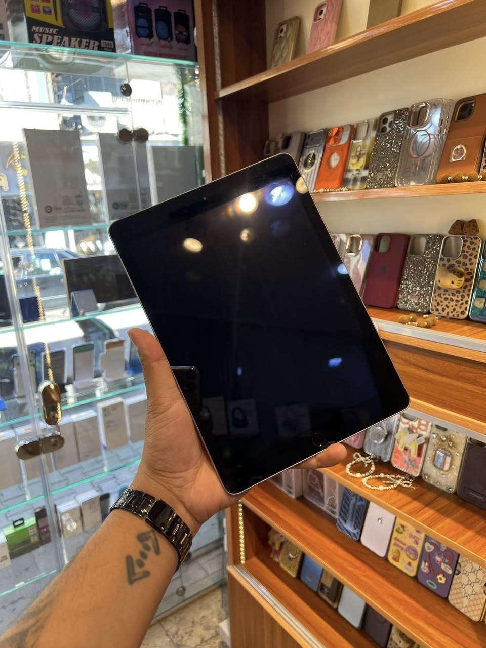 .
ايباد 6 الاصلي باب الاول 
ذاكرته 32 
على وضع وكاله ممصلح بلادي 
نضافه 90/100
بصمت اصبع شغاله 
بطاريه 80/100
سعر  125 الف 
يعني احسن من متاخذ ايباد صيني 
عنواني بغداد ***********
