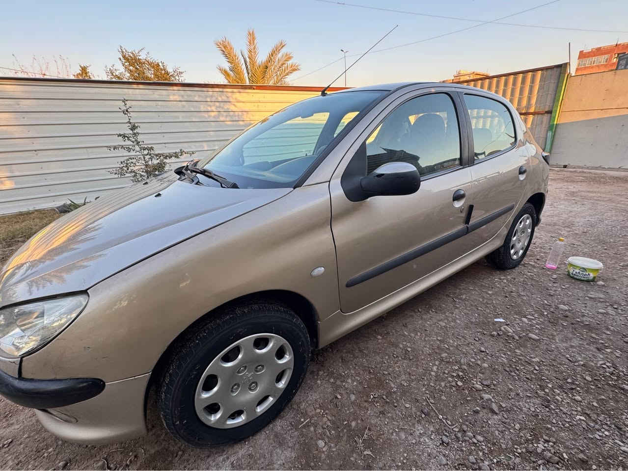 سلام عليكم 
بيجو 206 فرنسي موديل 2009 بلادي 
كير اوتماتيك سيارة نظيفه مكينة كهربائيات كلها شغالة 
لاصبغ ولا ضربة تخم تاير باتري جديد 
50 وبيه مجال 
عنوان بغداد 
*********** بغداد, العراق
