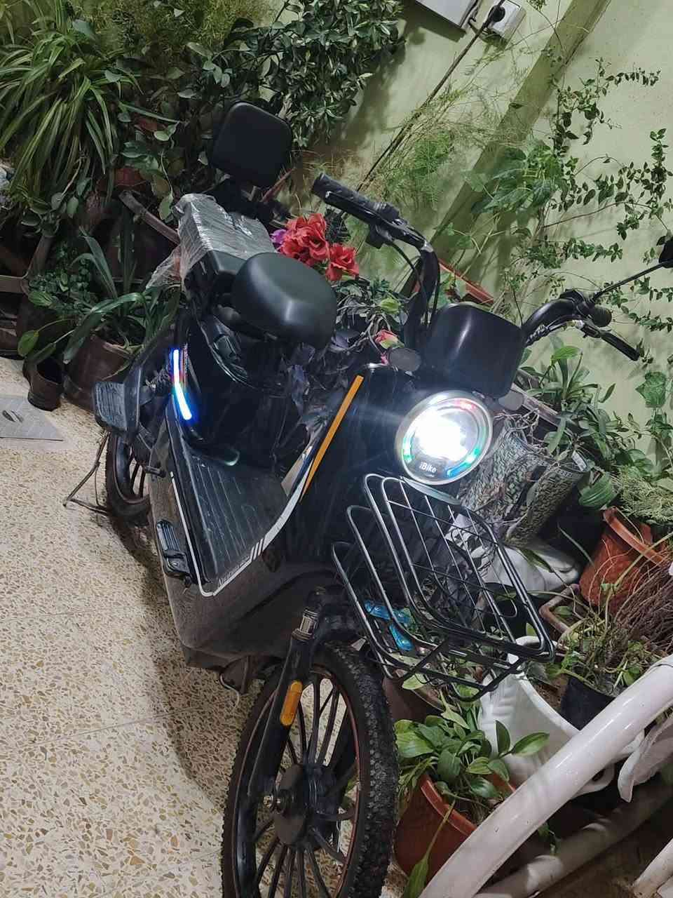 دراجة كهربائية من نوع Ibike أو طراز مشابه (مثل "ريان") بحجم 20 بوصة.تتميز بوجود سلة أمامية معدنية ومصابيح أمامية LED متعددة الألوان.عادةً ما تأتي هذه الدراجات ببطاريات 48 فولت أو 60 فولت، وتصل سرعتها إلى 60 كم/س. السعر 210 وبي مجال للاستفسار التواصل على الارقام ***********.. ***********
