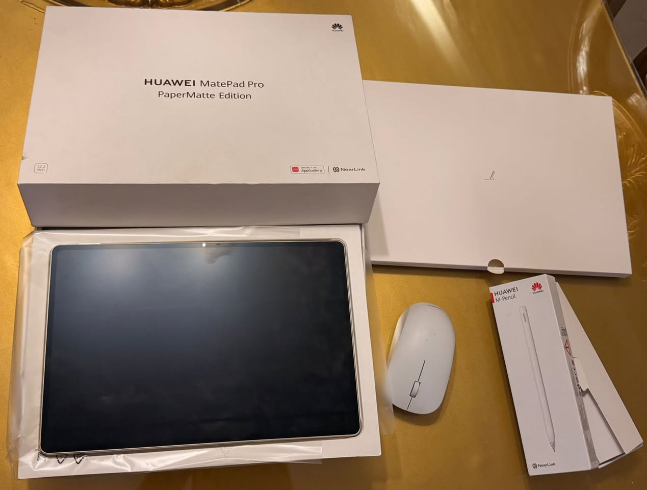 🚨🚨 للبيع فرصة لا تتكرر 🚨🚨
🔥 Huawei MatePad Pro 12.2 
فئة ميت باد برو بحالة ممتازة جداً

✨ أهم نقطة :
🛡 الجهاز داخل الضمان الرسمي مال الوكالة ولمدة 4 أشهر كاملة

✔️ يعني تشتري وانت مرتاح ومضمون والجهاز جديد جداً شخط مابيه 

المحتويات:
✔️ الكيبورد الأصلي
✔️ الشاحن + الكيبل
✔️ العلبة كاملة
❗ فقط القلم مفقود وسعر الجديد مو المستعمل 50 الف فقط 

جهاز نظيف جداً واستعمال قليل ، فرصة للّي يريد جهاز هواوي ميت باد برو بسعر مناسب وداخل ضمان رسمي .

💰 السعر: 925,000 الف دينار عراقي قابل للتفاوض 

📍 العنوان: مجمع بوابة العراق مقابل متنزه الزوراء


**إذا كنت صاحب هذا الإعلان وتريد حذفه لأي سبب، رجاءا أرسل رسالة إلى الدعم الفني**