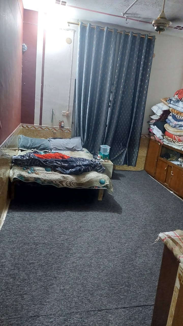 سلام عليكم بيت للبيع مساحته ٢٠٠ متر يحتوي على ثلاث غرف نوم صاله مطبخ استقبال طارمه جبيره عنوان البيت كوفه دور الحوزه استفسار اكثر اتصال عل رقم ***********

