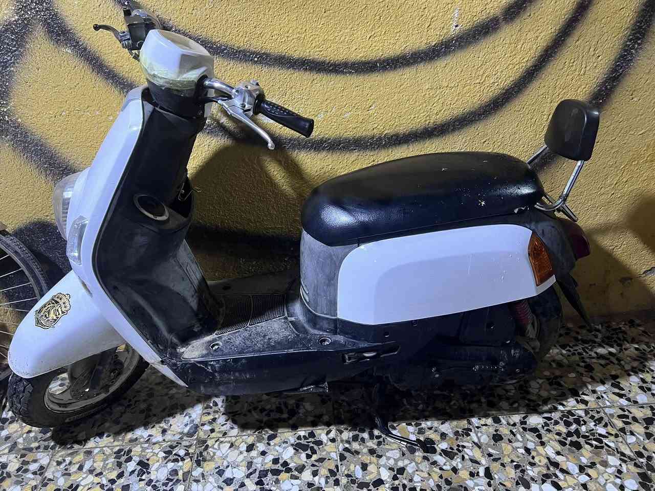 السلام عليكم بوليسي للبيع مامفتوحه كلهه شغاله من الطول للطول السعر750النقال ***********
