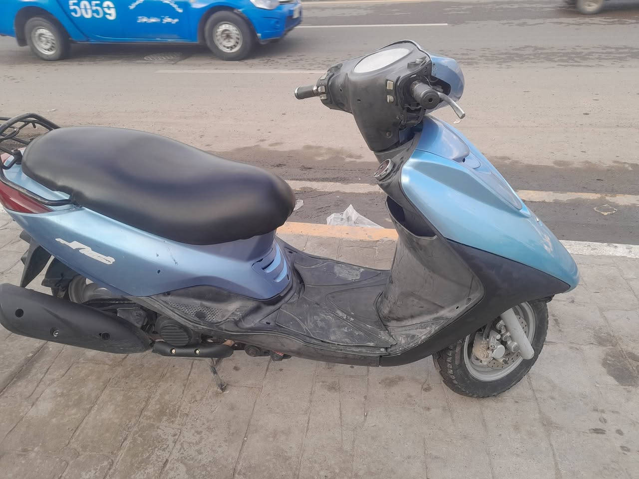 السلام عليكم بريز اكزز نوزل خطين الدراجه مكفوله بس الوجه مبدل المكينه مكفوله شلعه معدل وخير من الله السعر ٦٥٠ وبيه مجال بصيط ***********
