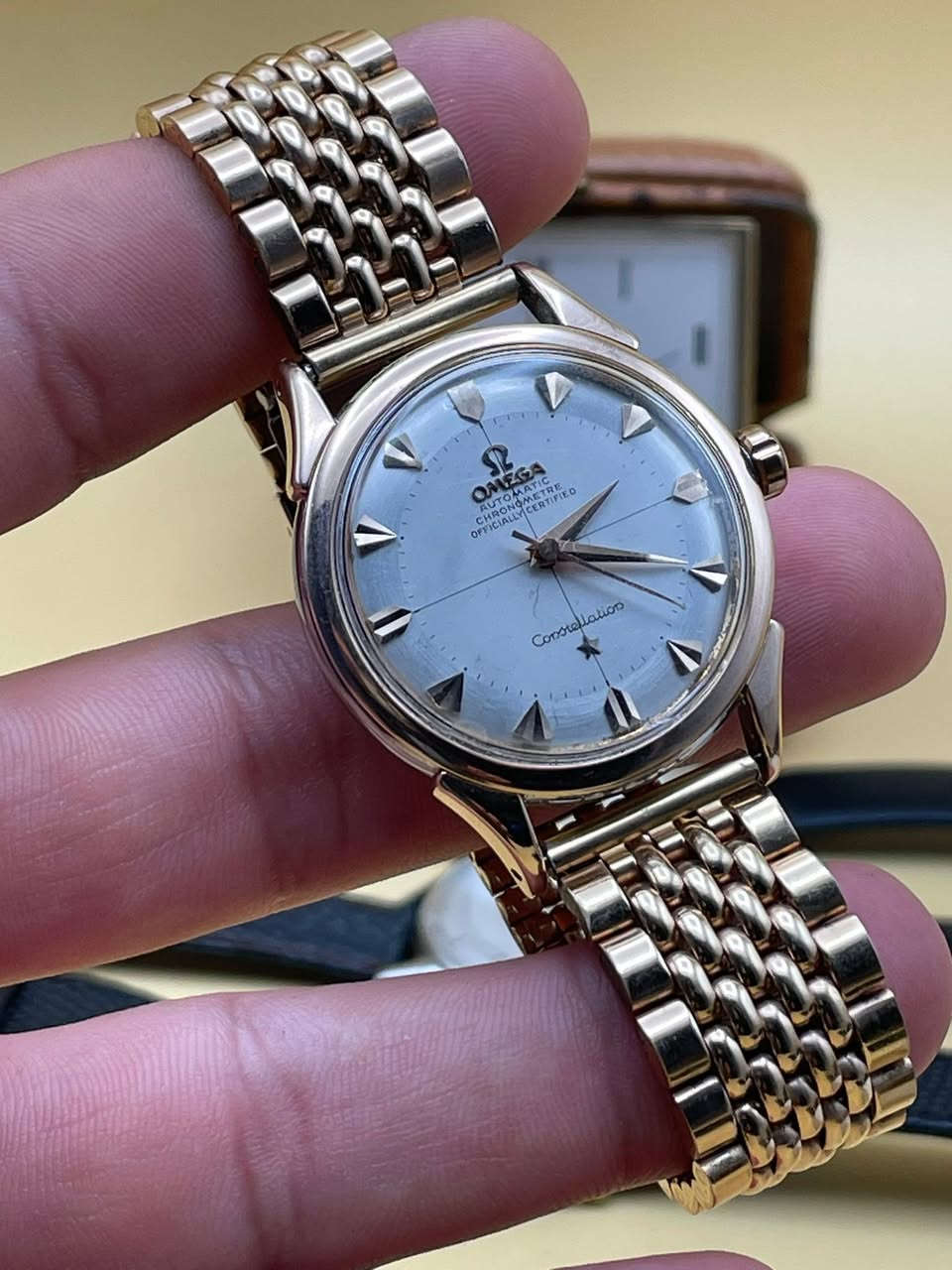 Omega Constellation pie pan

- اوميكا كونسليشين باي بان روز كولد اوتوماتيك || انتاج الخمسينات 

- نصف ذهب 18kروز كولد وستيل || طرة ذهب

 نظافة عالية عاليه جدا  || سير وبوك اصلي روز كولد  

- قطر 34.5

- للحجز التواصل على الخاص || او الواتس ***********
