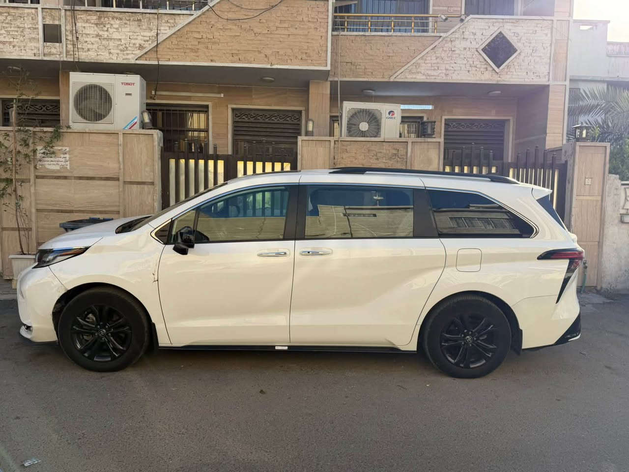 السلام عليكم
للبيع تويوتا سينا اعله فئة xse

موديل 2024

هايبرد 

محرك 2.5 هايبرد 

رقم بغداد 

مواصفات 

فتحة

بصمة

هندبريك اوتو

رادرات مانع تصادم 

تحديد مسار

ابواب شفط 

كرسي كهرباء 

وبيها مواصفات هواية

ماشية 15 الف مايل 

ضررها جاملغ وكسر بلدعاميه واضح بلصور بعدهه ممصلحه 

 السعر 275

ايرباك فقط دركه  

رقم بغداد باسمي تحويل مباشر 

مكاني بغداد الاعضميه 

***********
