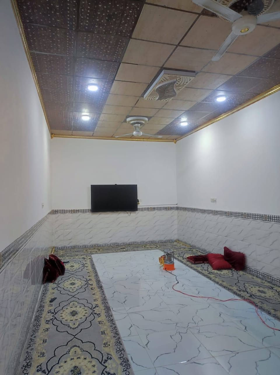 اعلاان رقم(386) بيت للبيع زراعي الزبير دواجن طريق لخور قرب لمطحنه المساحه الكليه500م مساحه البناء220م يتكون من ثلاث غرف نوم صاله استقبال مطبخ ديوان صحيات خارجيات كراج حديقه كونكريت بناء حديث 
السعر60 ستفسار***********
