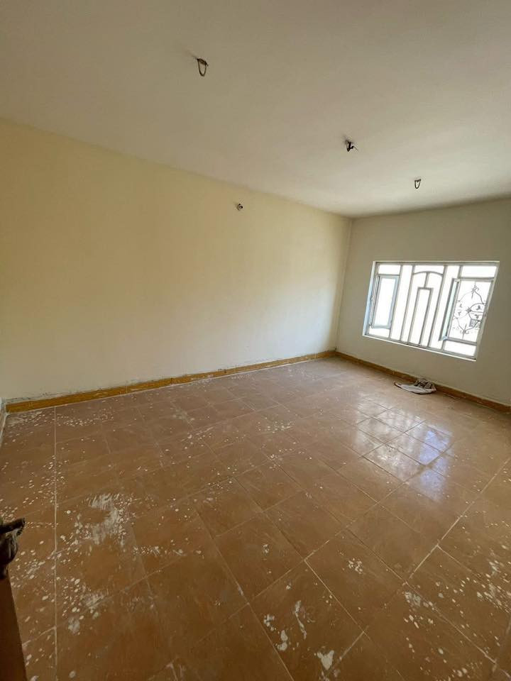 شقة للايجار ام الخيل الثالثة شارع ٢٠ خلف بيت البديري و قرب مدرسة الاشعاع
غرفتين و صاله و مطبخ و صحيات و سطح ، مدخل و درج معزول للشقة
الايجار ٣٥٠ الف شهرياً و اجور الكهرباء و الماء على المستأجر 
للتواصل واتساب ***********
