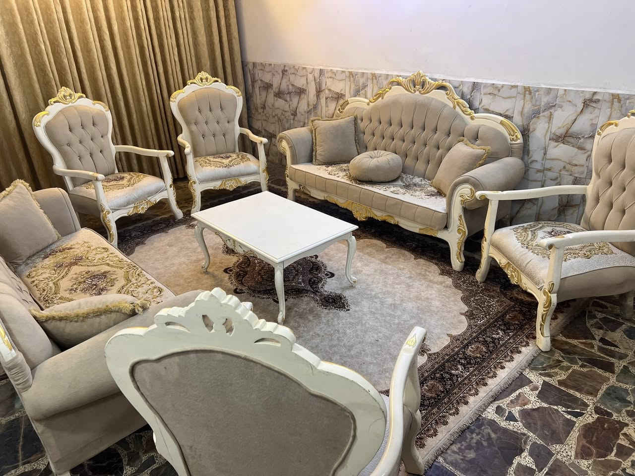 تخم تركي خشب زان اخو الجديد عشر مقاعد مع طبله وسطيه السعر ٨٥٠.  مكانه المنصور ***********
