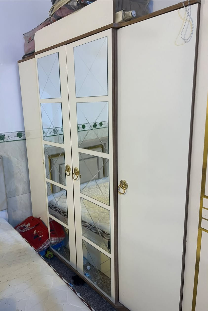كاونتر + كنتور 4 بيبان + جرابي عدد ثنين + ميز تواليت كولهن جدد استخدام قليل للاستفسار الاتصال على الرقم الاتي ***********
