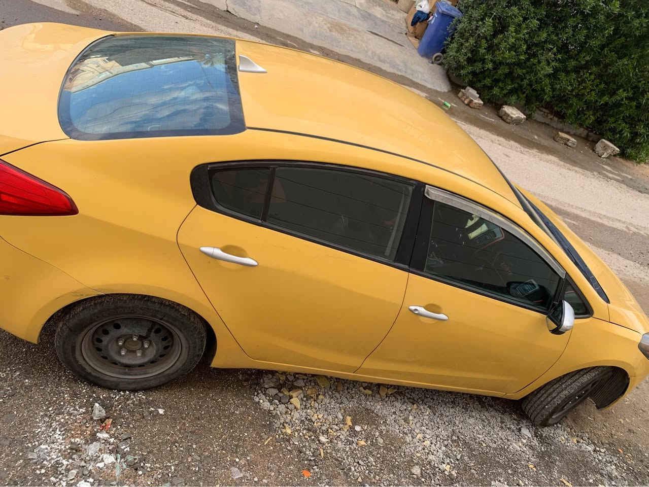 السلام عليكم 
كيا فورتي 2015 رقم بغداد بسمي 
محرك 1800 دوش كير اوتماتيك شاشة كامرة دوشمة تحكمات ستيرن جهتين سنتر لوك ريمونت
تبريد كهربائيات كلها شغالة صدر تايرات 
السيارة حادثها موضح جاملغ فقط باقي السيارة بدون ضرر ماشية 138 ميل 
السعر 100 وبيها مجال 
مكاني بغداد 
استفسار اكثر : *********** بغداد, العراق
