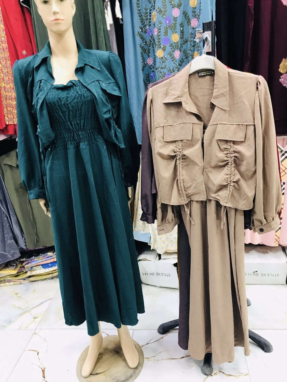 طقم فستان قطعتين (فستان + سترة) قمة الأناقة! ✨👗
​موديل عصري ومميز جداً، مناسب للطلعات والمناسبات.
​🎨 الألوان المتوفرة:
(ماروني - خردلي - نيلي/زيتي - جوزي - باذنجاني).
​📏 القياسات:
متوفرة من 38 إلى 44.
​📍 العنوان:
المسيب - السوق الكبير - سوق محلات الذهب - مقابل محل "أبو فاطمة للفرفوري".


**إذا كنت صاحب هذا الإعلان وتريد حذفه لأي سبب، رجاءا أرسل رسالة إلى الدعم الفني**