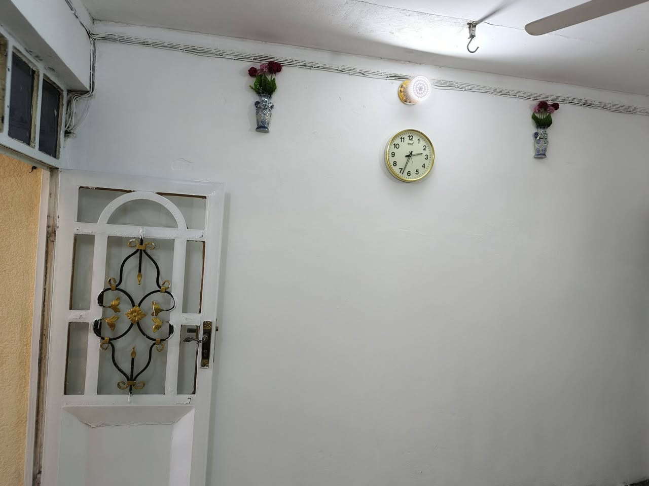 بسم الله الرحمن الرحيم  دار للبيع مساحه ١٠٠م حولي خلف مول نصر الله رقم العقار ٧٠٠١٣ خدمات كامله  العقار بأسمي تواصل خاص أو تليفون ***********
