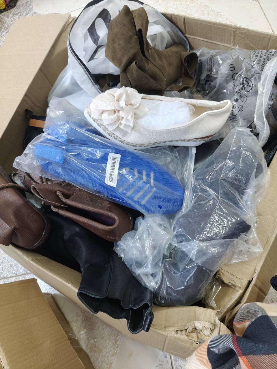 كارتونه بوتات شتويه وبوتينات (جديد)
نوعيه جيده ومرتبه
نسائي ورجالي 
العدد 15 قطعه وعندي بعض القطع مطالعه بالفيديو للي يريديها
سعر القطعة 3 
والي يريد الكارتونه أحسبه اله ب35


**إذا كنت صاحب هذا الإعلان وتريد حذفه لأي سبب، رجاءا أرسل رسالة إلى الدعم الفني**