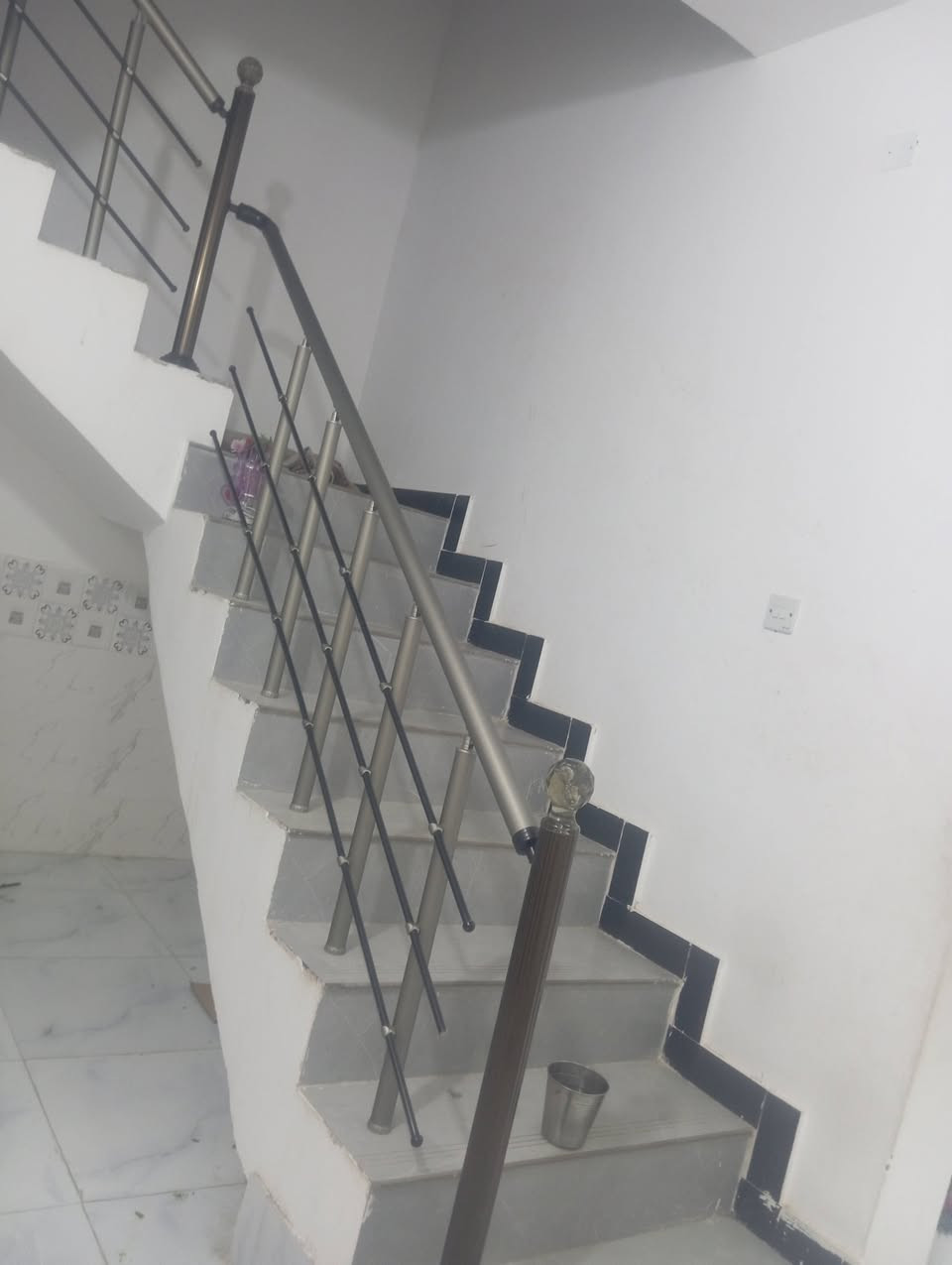 بيت للبيع طابو صرف 
مجمع بوابه المثنئ
مساحه 200متر
بيت مرتب ونضيف 
خدمات كافه تبليط 
تدفع 38 والباقي عليك القصاد
لمصرف العقاري 
وتداور البيت بسمك
اتصال ***********
