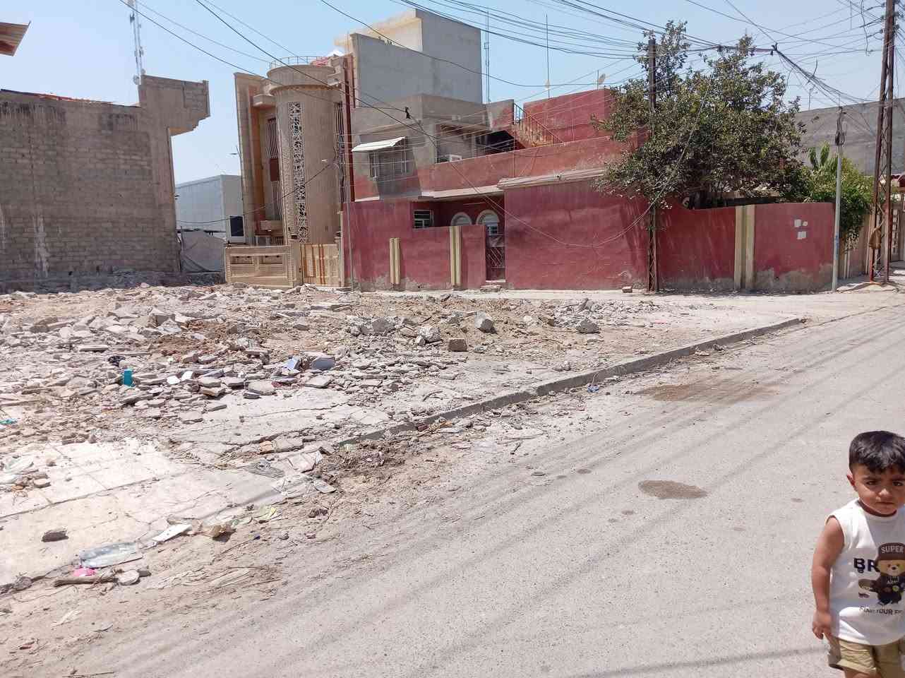 لدينا أرض للبيع مساحة ٣٠٩ ركن حي الصحه الاوله قريب من شارع الحولي سعر المتر  الواحد ٩٠٠الف دينار رقم ***********
