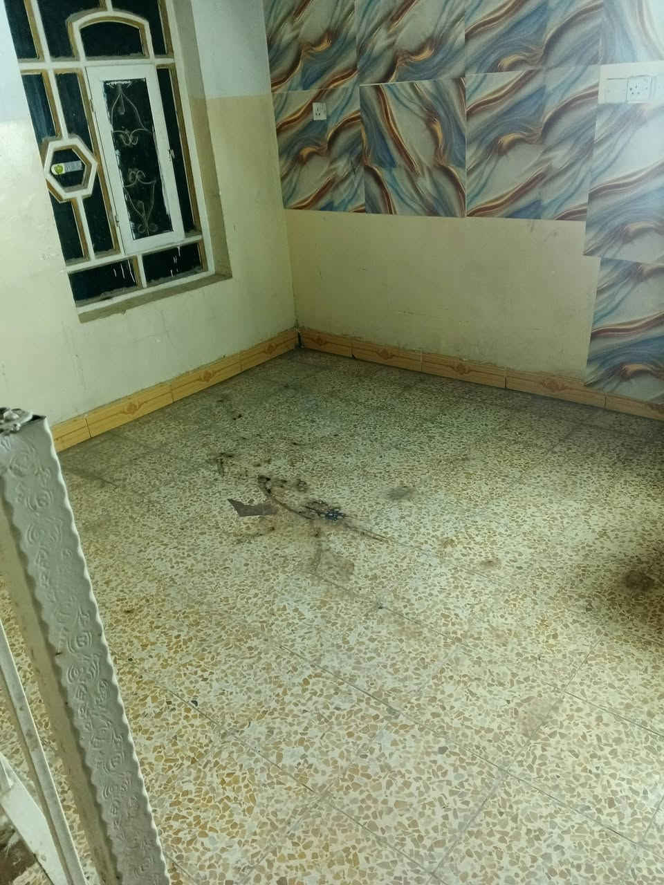 سلام عليكم دار الايجار مكانه شارع 80  يم موسسه العين قريب عل شارع العام  مساحه 100 متر غرفه جبيرة مطبخ صاله كلدور صحيات اوكراج الاستفسار عل رقم او مراجعت مكتب ابو سرمد التميمي مقابل مدينة ألعاب أرض بابل ***********بي واتساب
