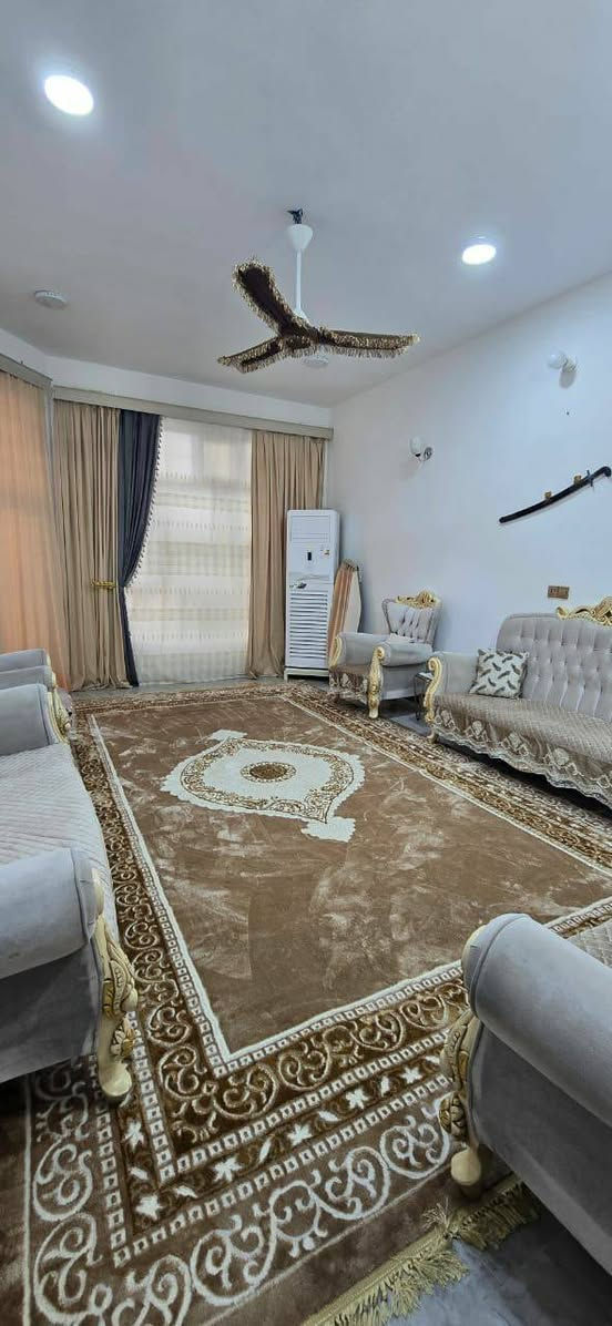 (( #عرض بيــــع سكني #مميز ))
-------------------
#للبيع دار بمساحة 200m².. #قرب 
الشارع العام...#التفاصيل:-
🔷️جنس العقار: طابو ملك صرف ..
🔷️الواجهة والنزال: 10m² ×20m²..
🔷️بناء حديث فول مواصفات طابق واحد..
🔷️بناء بلوك سنة2021 نظيف ومرتب جدا
🔷️ع شارع بعرض 15m²..
🔷️غرف منام عدد 2 ..
🔷️صالة + إستقبال + مطبخ + ومناور 
🔷️صحيات داخلية وخارجية + #وكراج للسيارة + خدمات جيدة ماء وكهرباء ..
🔷️الموقع :  ديالى  بعقوبة  - حي الجامعة - كاطون الرازي م27  #مجاور مجمع الرافدين السكني 
🔷️#للإستفسار اكثر تواصل معي عبر الرقم       
 الآتي:-📲***********📲 
#متوفر واتس اب بالرقم اعلاه ☝☝☝
