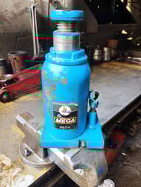 جك يدوي  ميكه اسباني اصلي من 20 طن الى 30 طن مع ضمان  صيانه الجك جديد ...