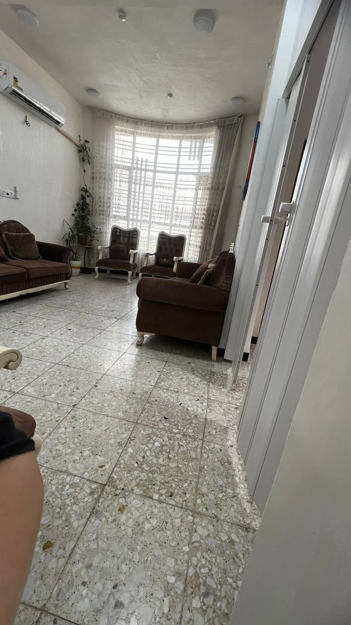 السلام عليكم
من رخصة الادمن 

بيت للبيع الدوب قرب فريد الفيتر 

بناء طابوك الارضيه كاشي 

بناء سنه ٢٠٢٣

المساحه ٢٠٠متر 

غرفتين نوم /استقبال /صاله / صحيات داخليه /صحيات خارجيه

السعر ٩٠ قابل للتفاوض 

للاستفسار الاتصال / ‏‪077-257-40145‬‏
